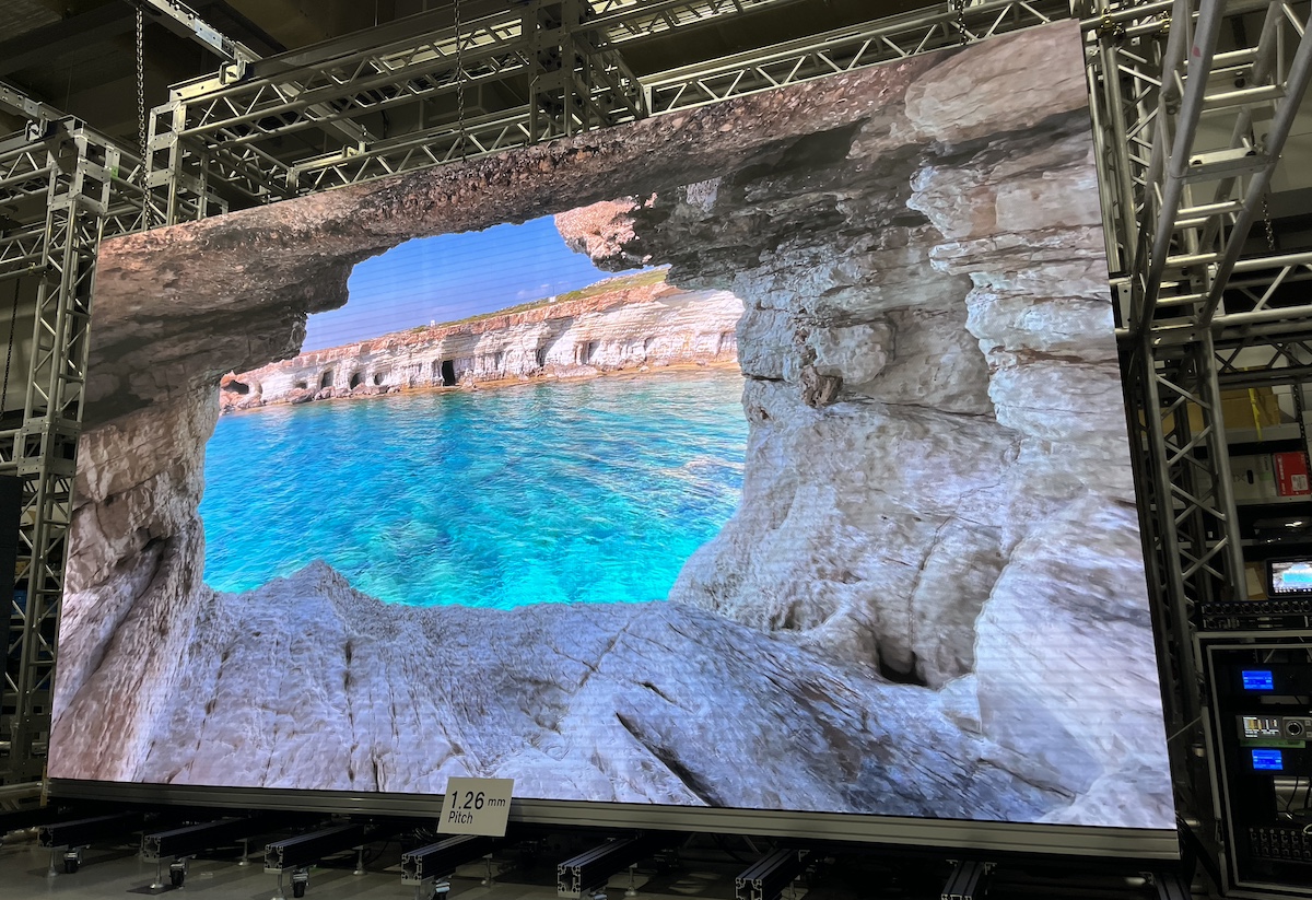 試写に使われるヒビノの大型LEDディスプレイ