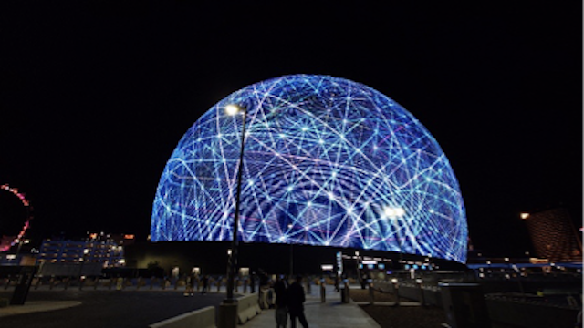 夜のMSG Sphereの外観写真