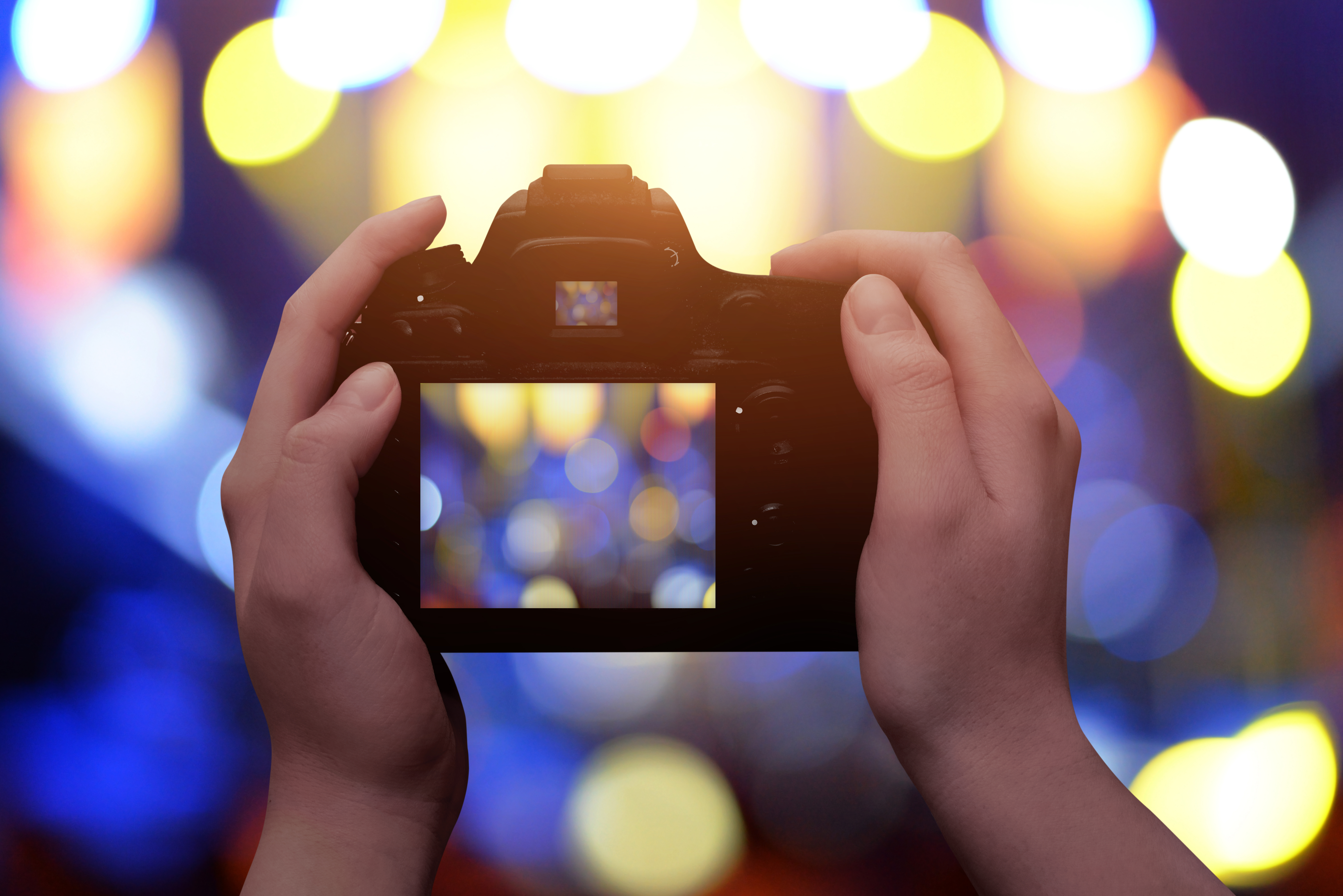 カメラでディスプレイを撮影しようとしているイメージ写真