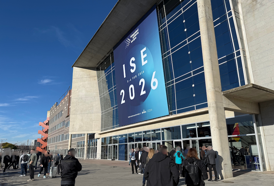 たくさんの人で賑わうISE2026のエントランス前