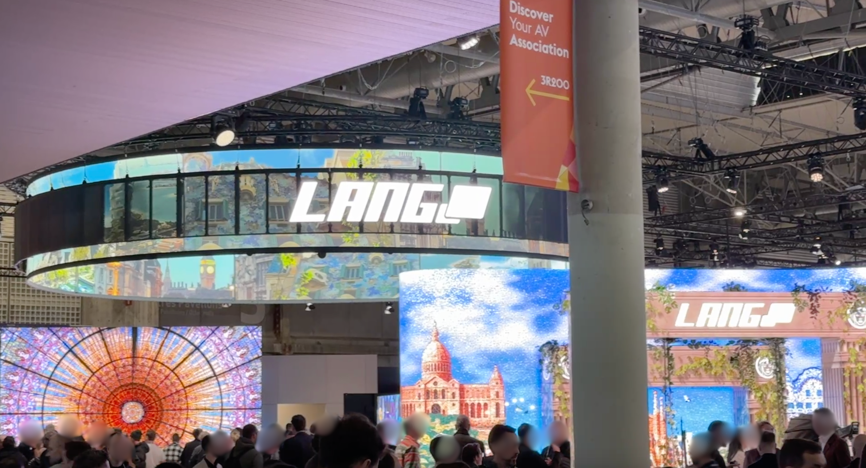 たくさんの人で賑わうISE2026のエントランス前