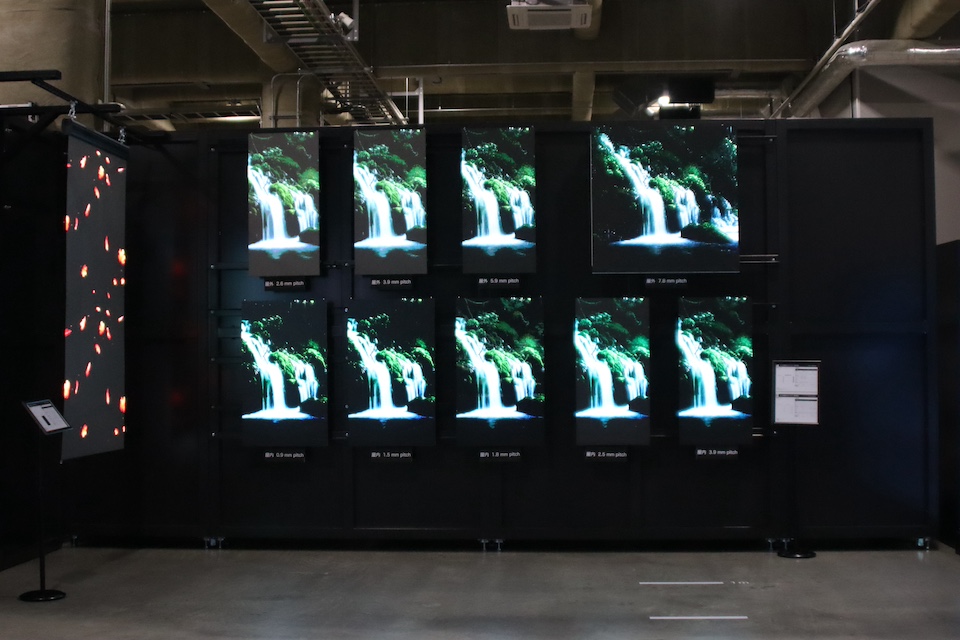 LEDのピッチの違いが比較できる9枚のLEDディスプレイが並んでいる写真