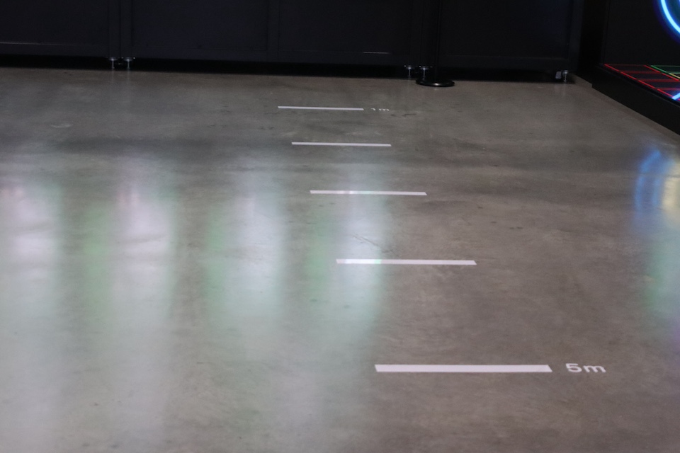 足元にはLEDディスプレイからの距離が示されている